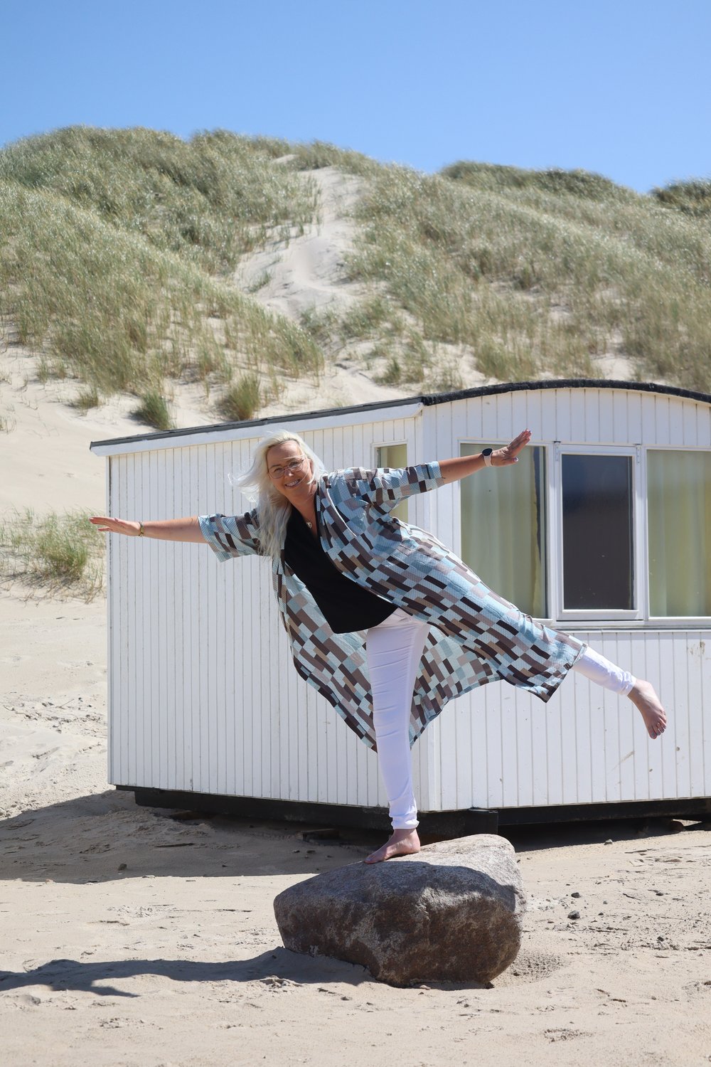 Louise Nielsen balancerer på sten ved Løkken Strand